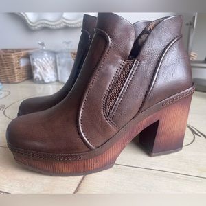 Korks Bootie, Size 6